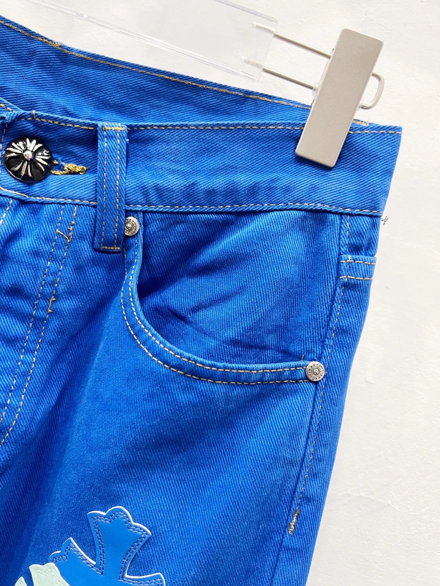 P270 Style number: (C002) Chrome hearts CH co-branded Drak Miami blue jeans exude uninhibited personality and unique charm. Every wear and tear is carefully designed to present a unique artistic feel. Made of imported denim fabric, which has undergone heavy industrial washing and destruction treatment, the trousers show a super cool effect on the upper body, allowing you to dominate the fashion stage.  This is more than just a pair of jeans, it is an expression of attitude. With its unique design concept and ultimate pursuit of details, Croxin breaks traditional boundaries and defines the jeans trend in the new era. The trousers are made of double-layer woven fabric with customized hardware. Italian-made special cowhide is printed and cut. Custom-made sheepskin three-layer thick-line leather. The entire body is spliced ​​in heavy water washing. Craftsmen hand-splash ink. You can see the details. Three-dimensional cutting version. Loose and comfortable, not flattering. Makes you taller and slimmer. Factory quality control. Same style for men and women. Can be matched with couples. Versatile recommendation. Must-have jeans for all seasons. Color: blue Size: 28-30-32-34